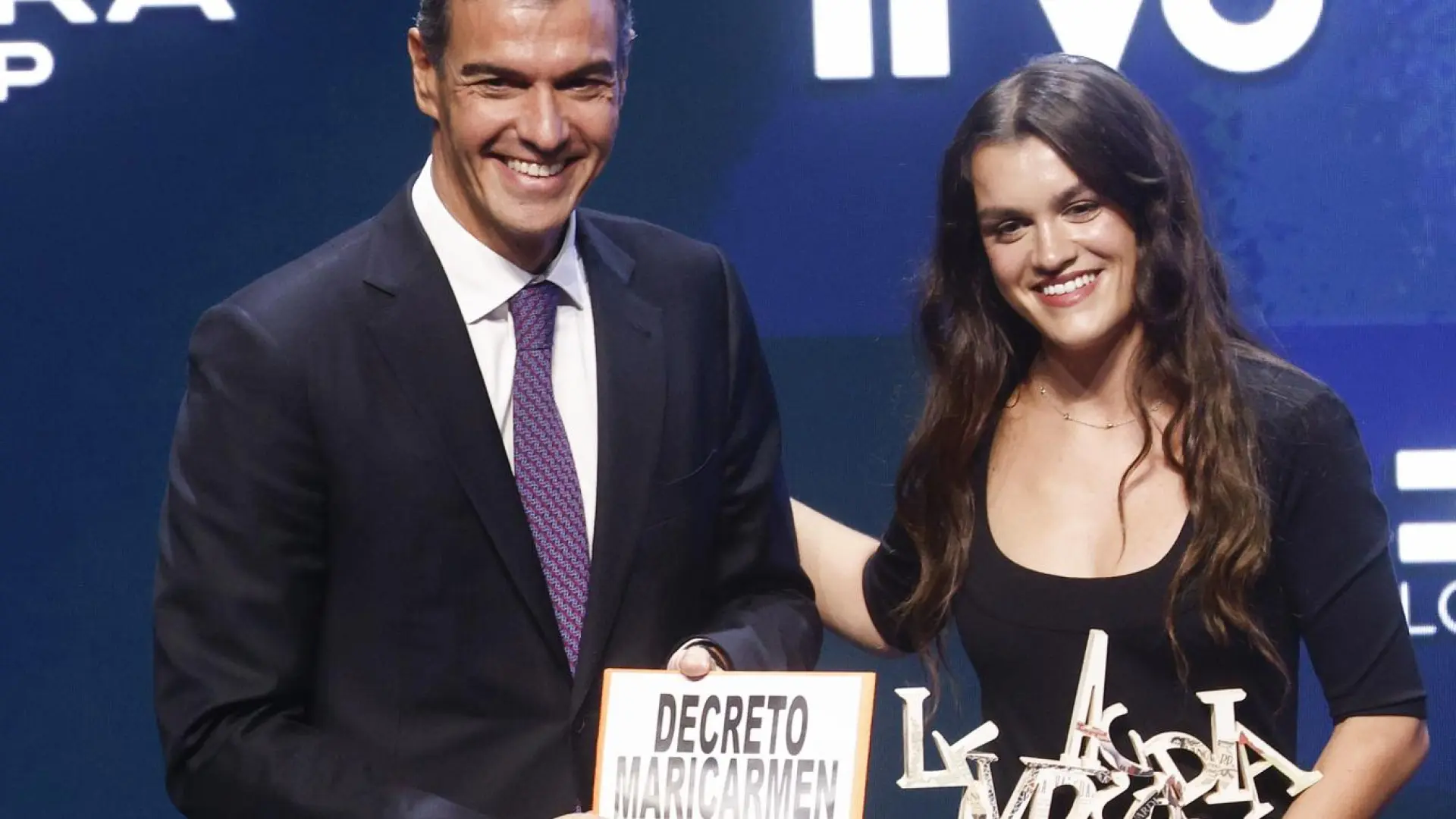 Amaia se moja sobre el problema de la vivienda y le entrega a Pedro Sánchez un cartel con el lema 'decreto Maricarmen'