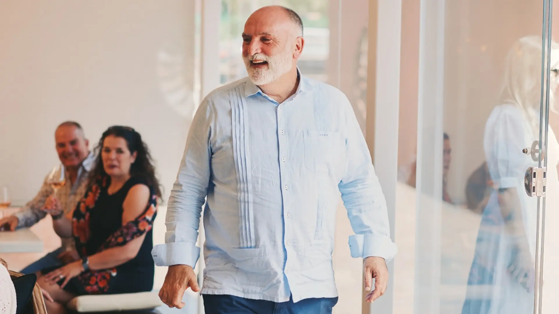 Un vuelo a Dallas en el que viajaba el chef José Andrés tiene que regresar a Barajas «por un impacto con pájaros»