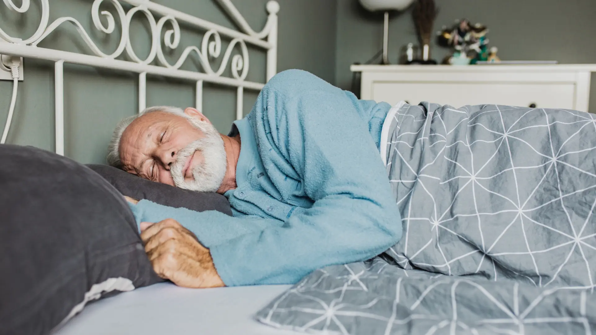 Dormir mal envejece más que entrenar poco: por qué el sueño es clave para vivir más