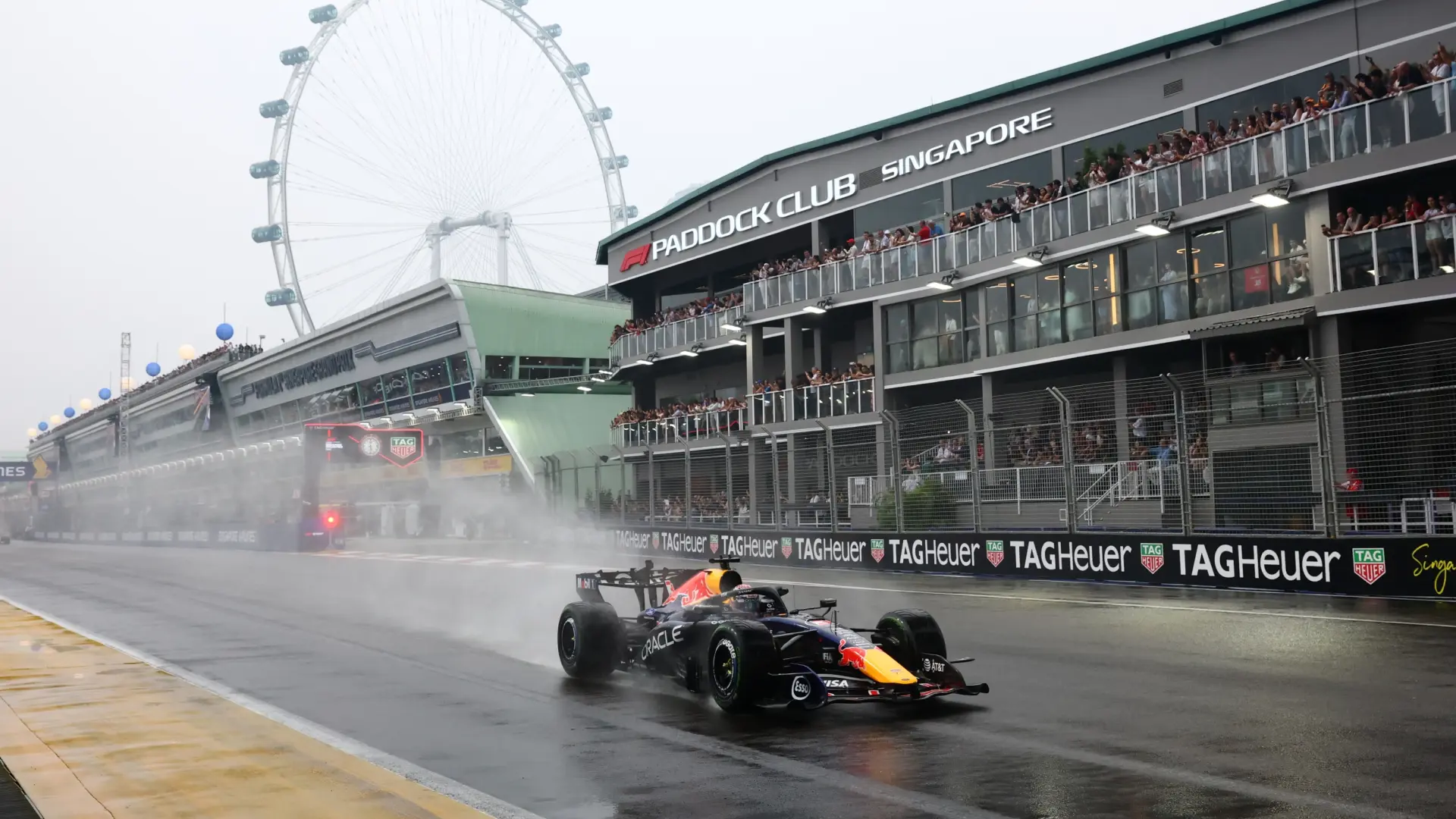 Max Verstappen reina bajo la lluvia y el caos del sprint en el GP Singapur: nueve abandonos y 11º puesto para Alonso