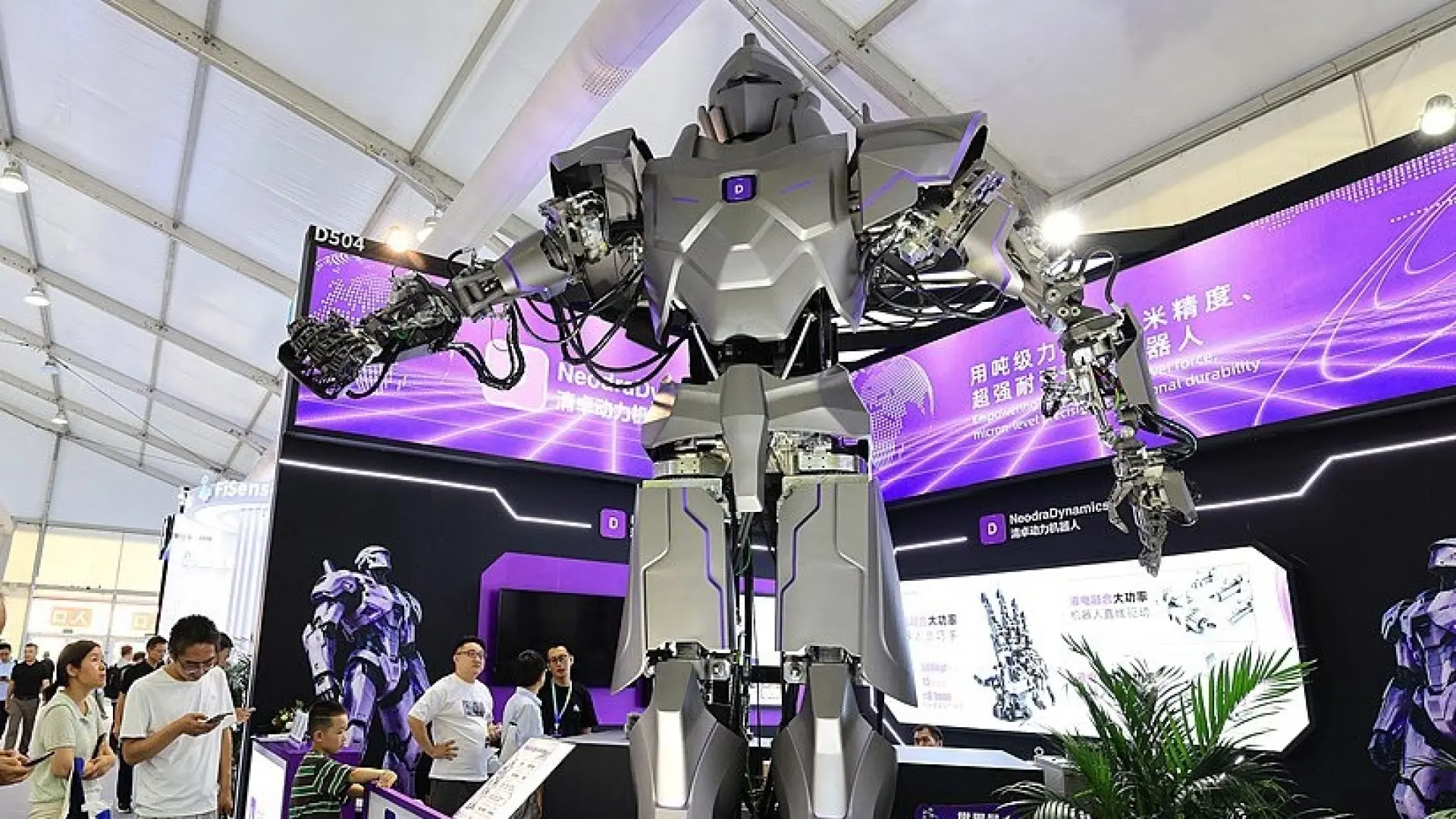 China presenta un robot humanoide de cuatro metros capaz de levantar 500 kilos: así es Neo1