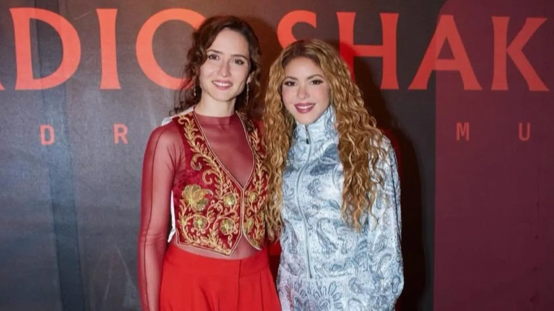 Ayuso publica en redes una foto junto a Shakira para felicitarla por «hacer historia en Madrid»