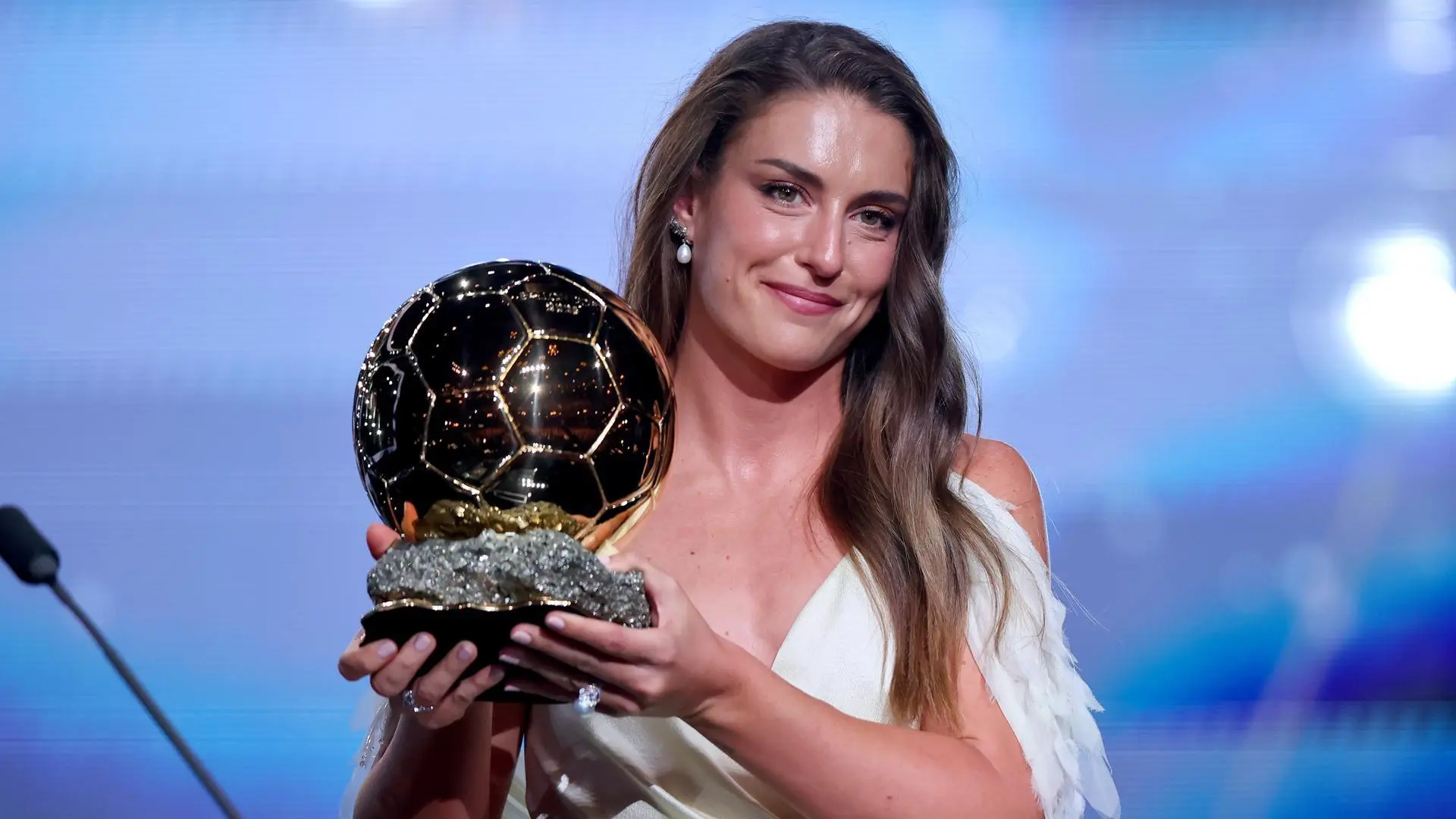 Alexia recupera su corona: gana el Balón de Oro e iguala a Aitana Bonmatí con tres galardones