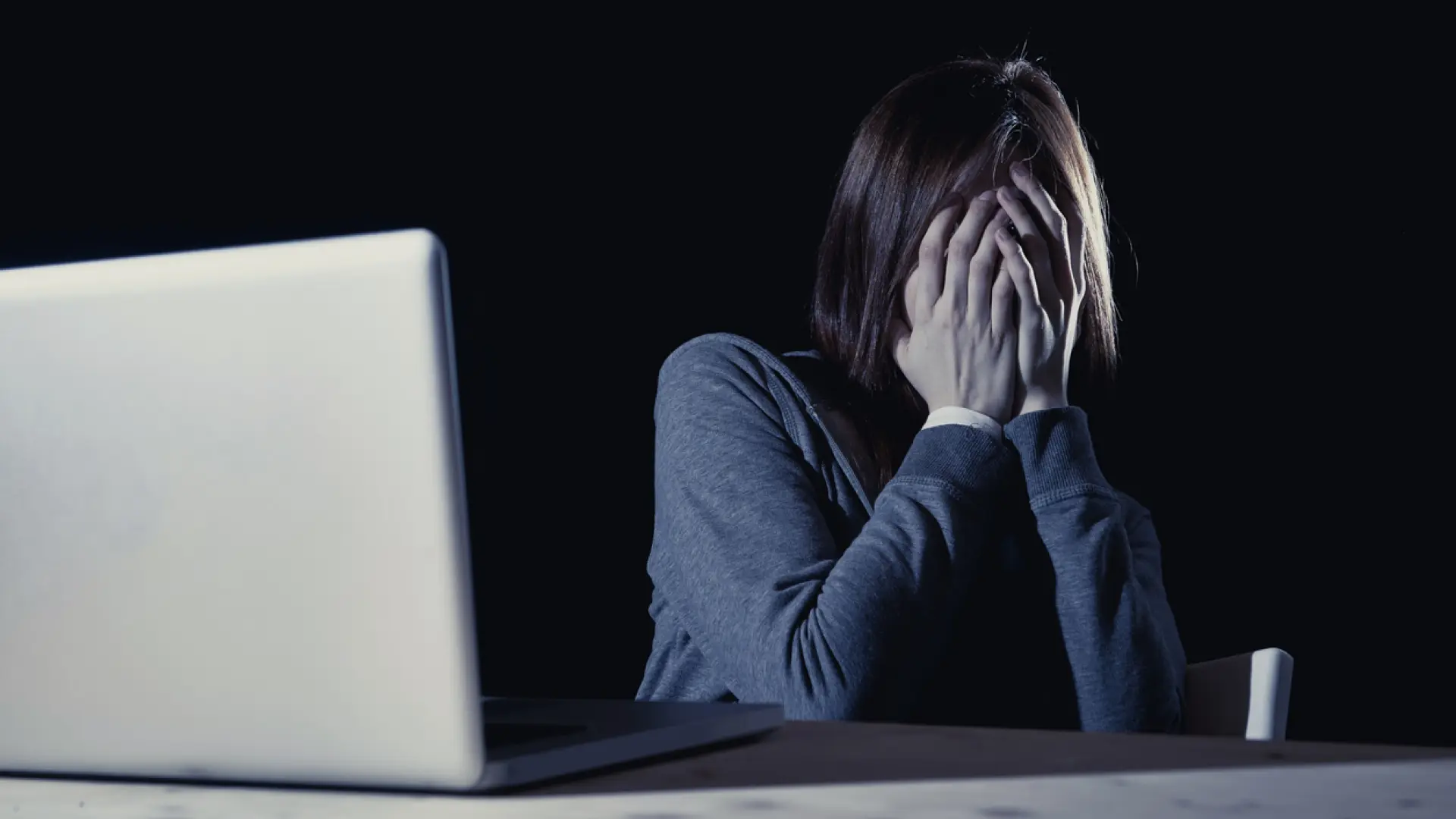 Cómo identificar el 'cyberstalking': Así puede dañar la salud mental de las víctimas esta práctica en redes sociales