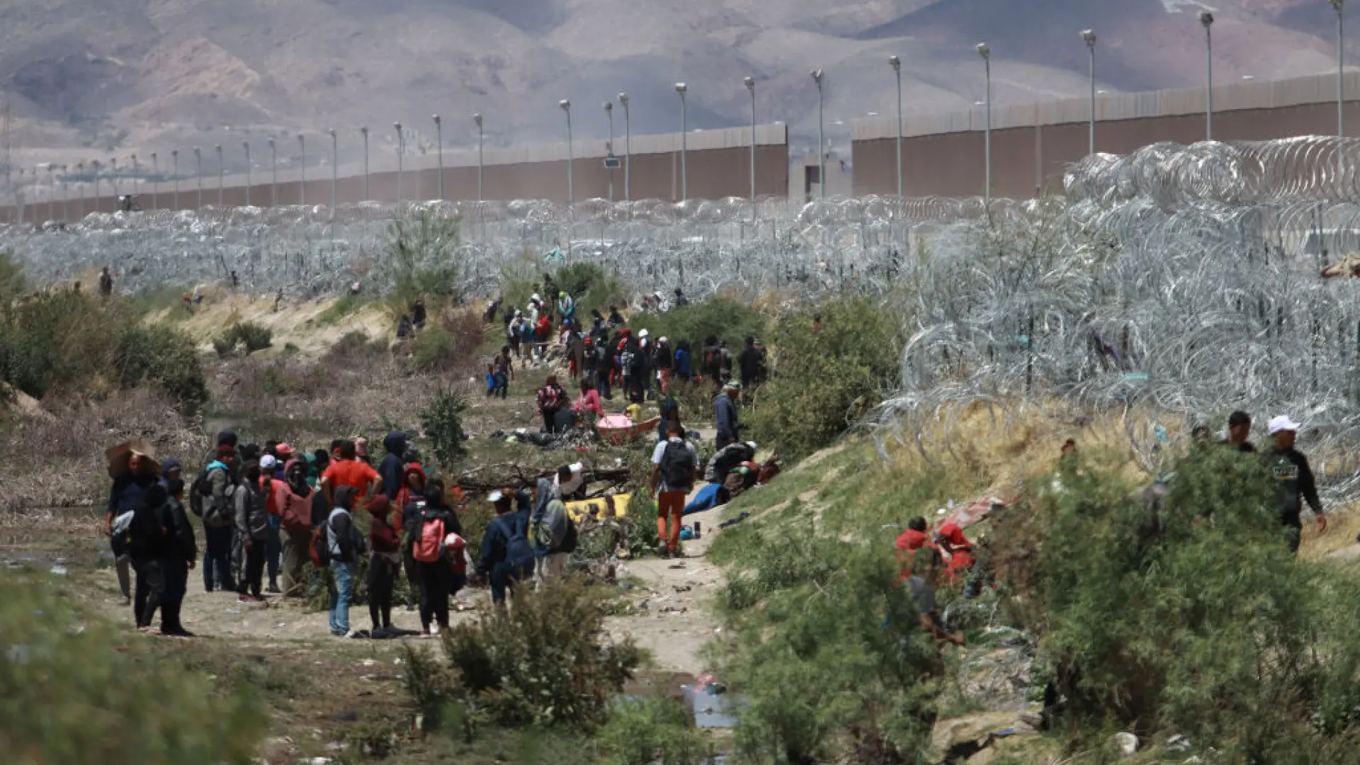 Unos 400 migrantes cruzan por la fuerza a Estados Unidos desde Ciudad Juárez