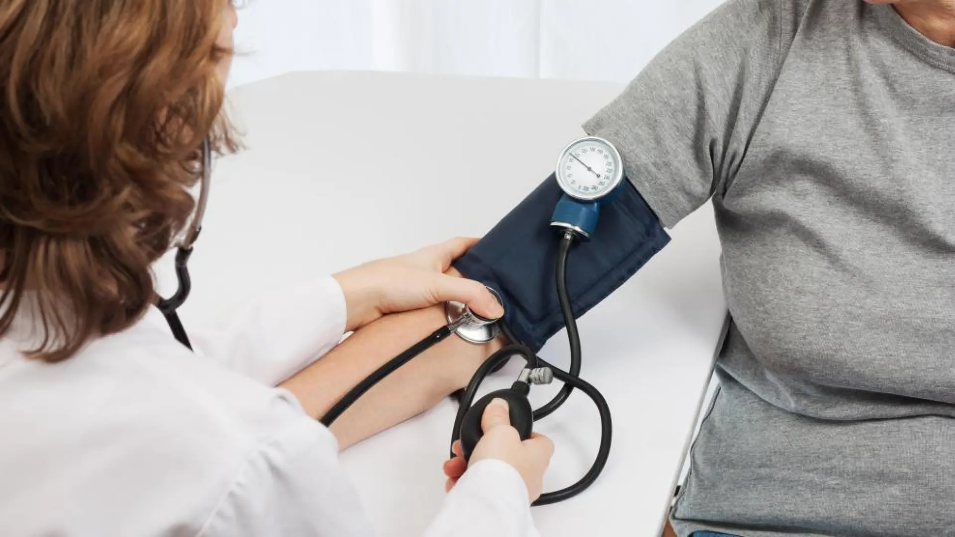 Cuál es la presión arterial normal que debe tener un adulto, según la comunidad médica