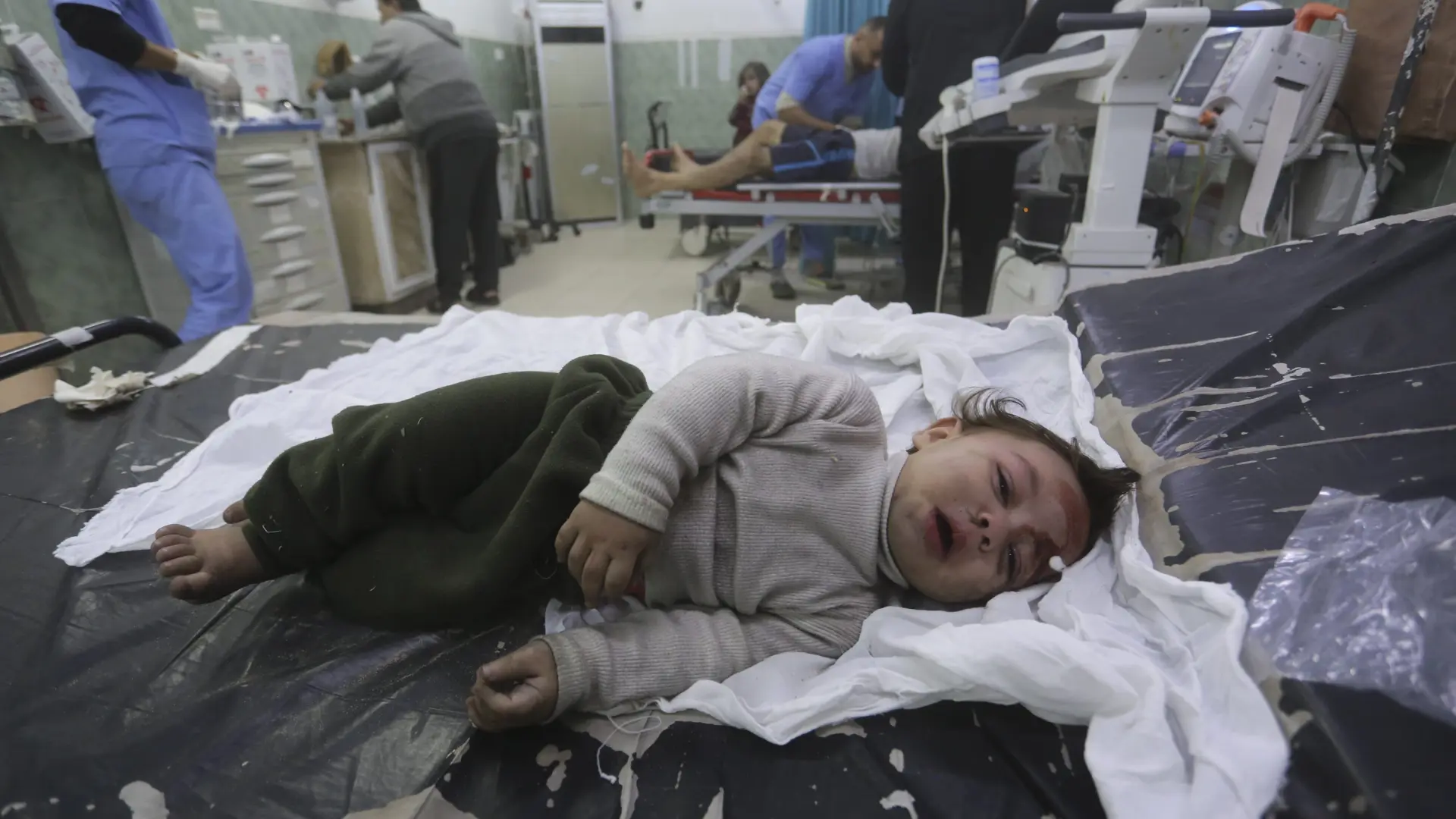 Al menos 21 palestinos muertos, ocho de ellos niños, en un bombardeo del Ejército israelí contra Rafá