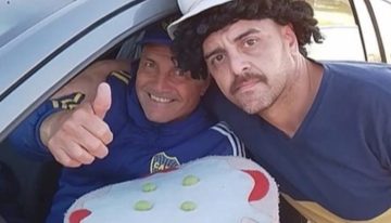 Quién es el hincha disfrazado de «Pedrín, el fainero» que fue a Ezeiza y les hizo un fuerte reclamo a los jugadores de Boca