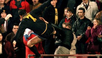 De la legendaria patada voladora de Cantona a la reacción de Chiquito Romero: historias de batallas campales de jugadores contra hinchas