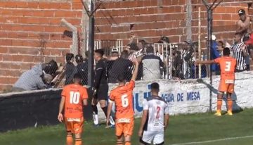 Primera C: la barra de Claypole cruzó la cancha para agredir a los dirigentes de Berazategui y un hombre en silla de ruedas quedó en medio del ataque