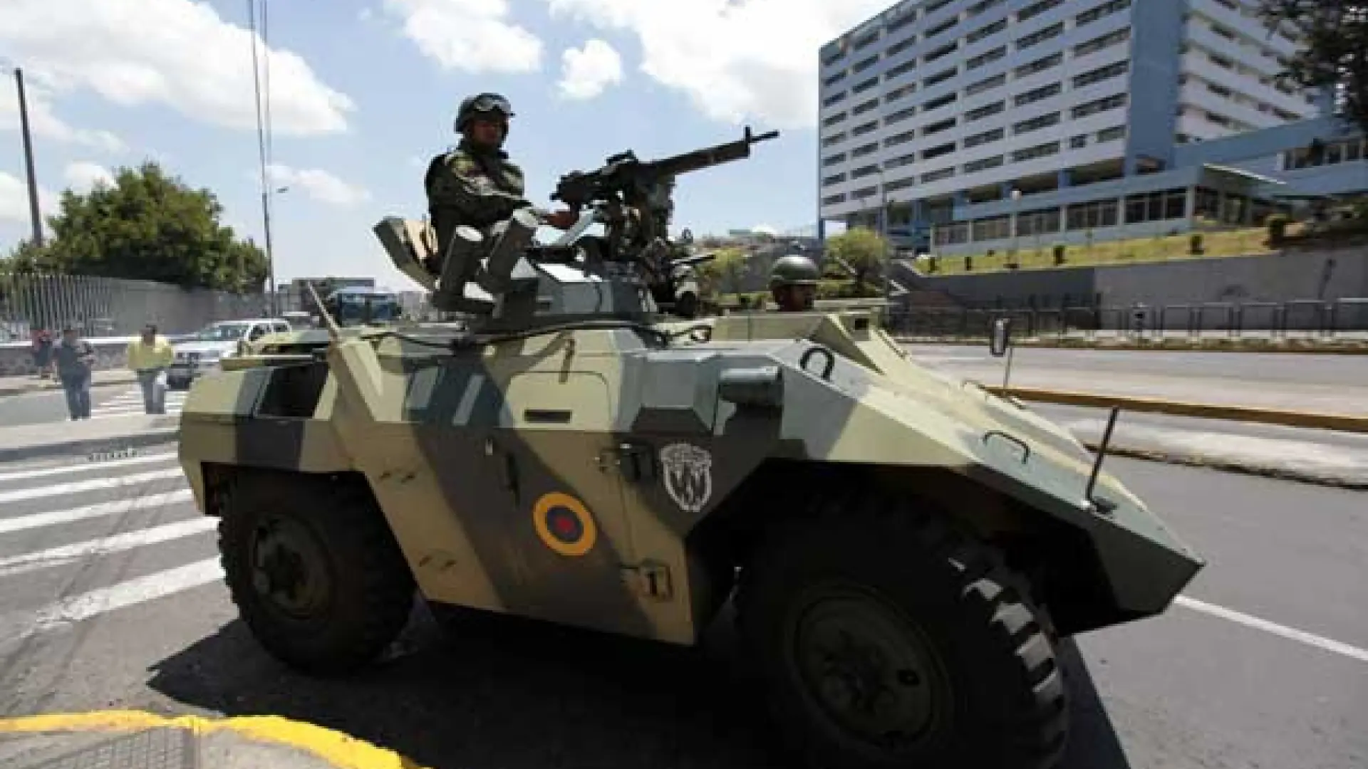 Los militares de Ecuador comienzan a equiparse con las armas incautadas al crimen organizado