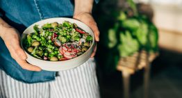 Adiós al plato Harvard, así es la cena perfecta para vivir más según los expertos en longevidad