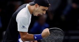 Masters 1000 de París: Cerúndolo ganó con un festejo 'gallina' y dio un paso adelante junto a Etcheverry en Bercy