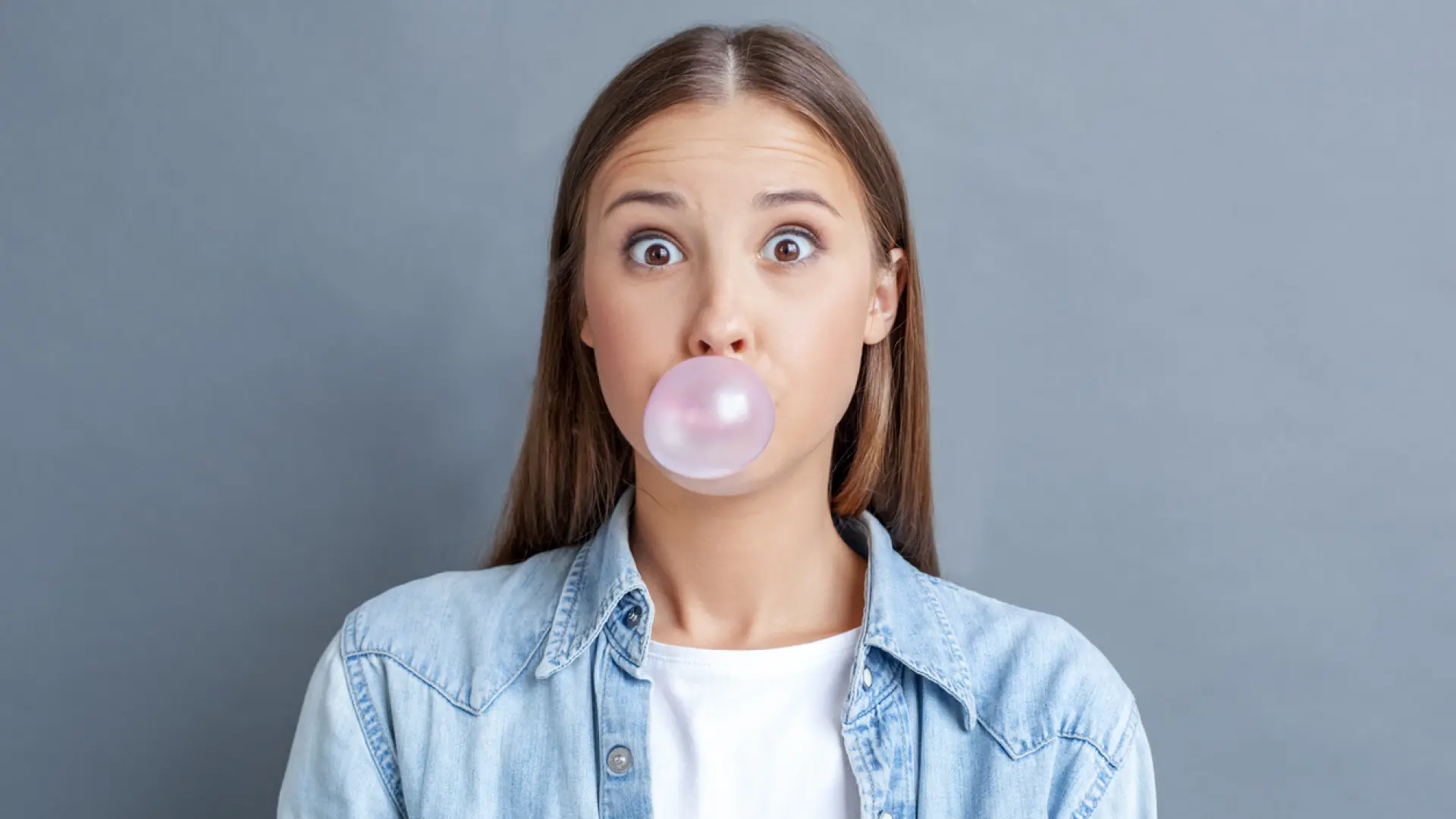 El efecto en el estómago de comer demasiados chicles