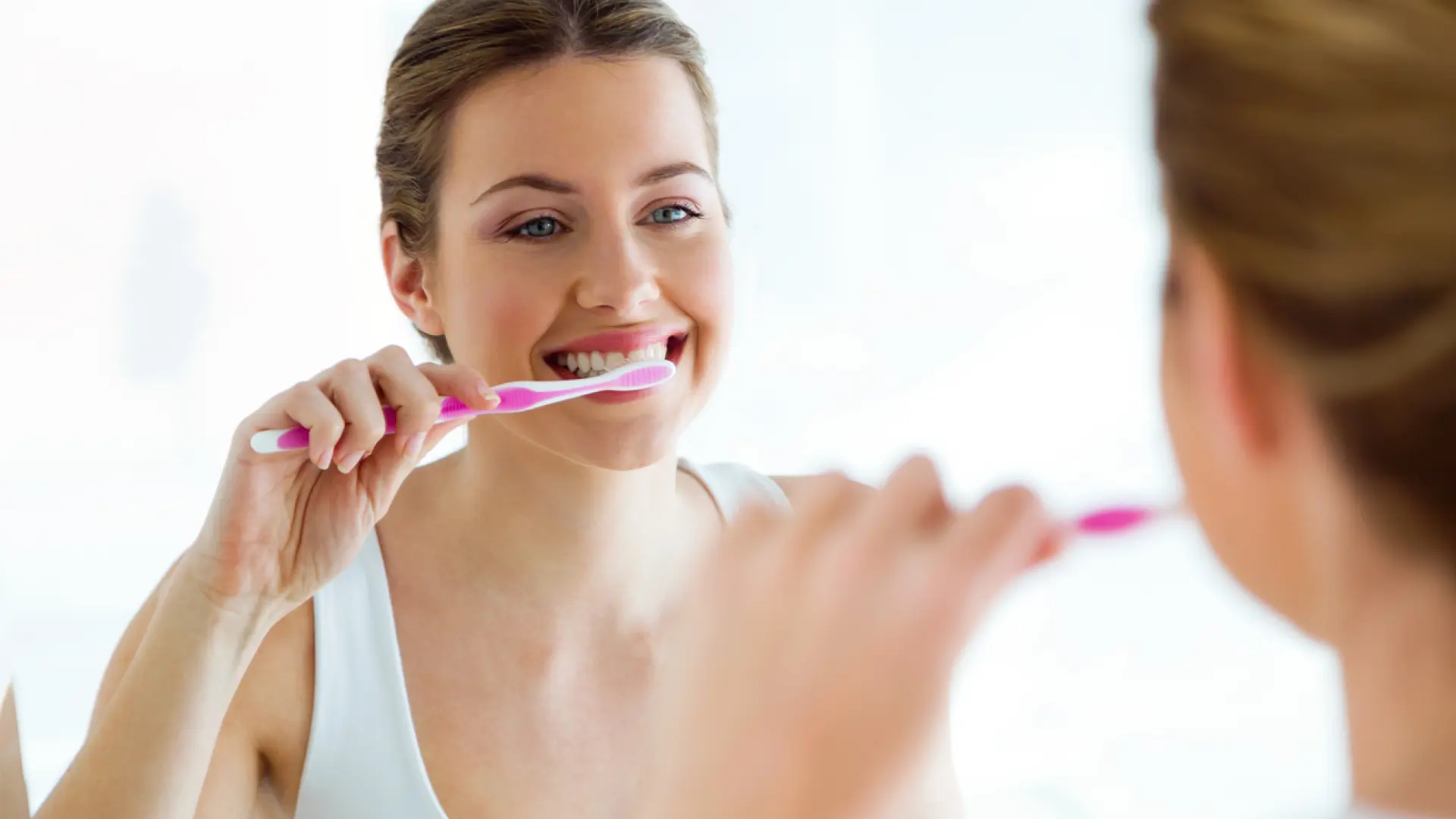 El hábito común al cepillarse los dientes que los dentistas piden que abandones