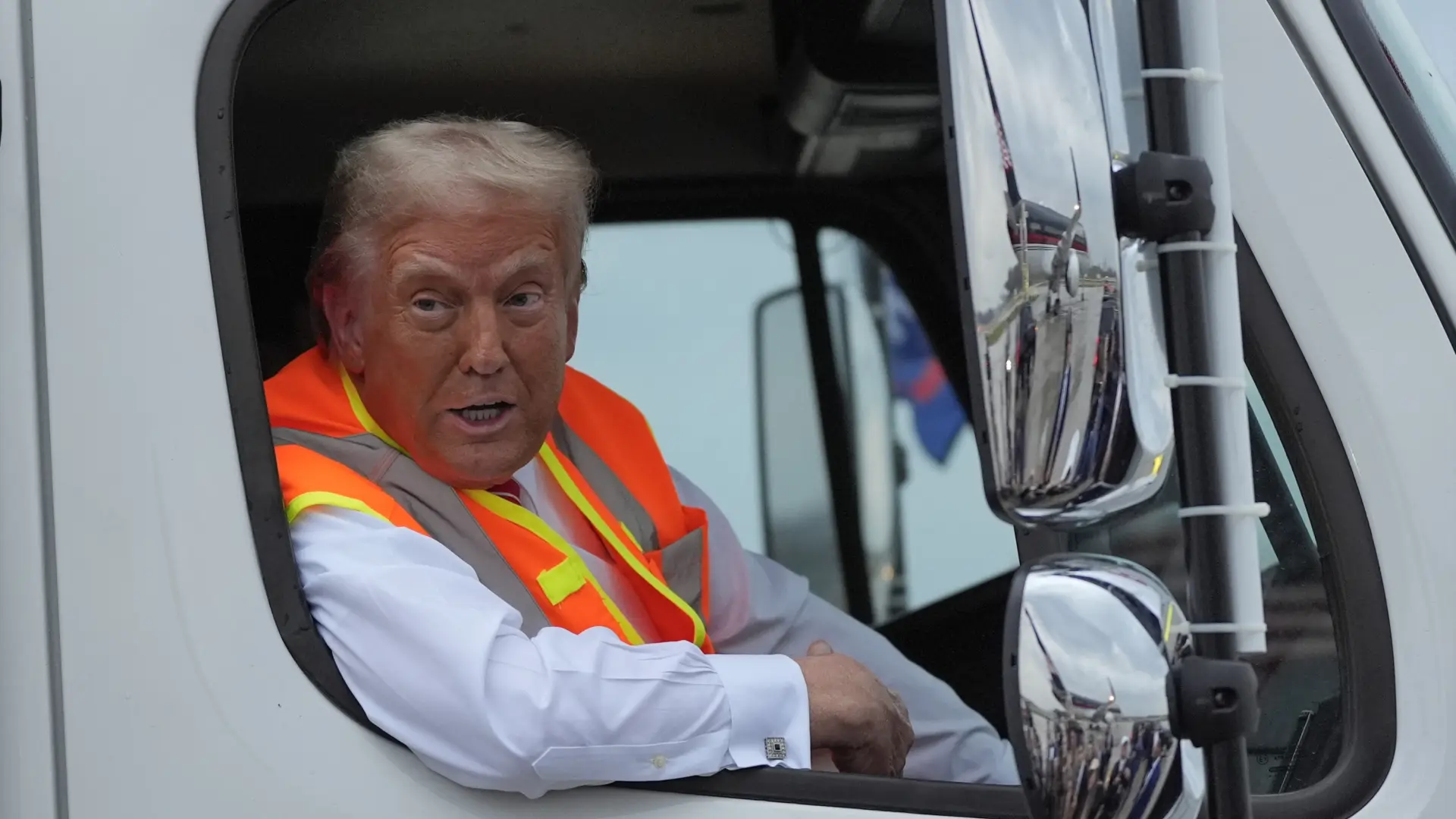 Trump llega a un mitin en un camión de basura tras la crítica de Biden