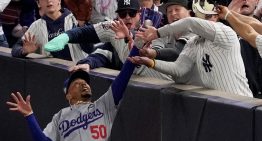 Serie Mundial de la MLB: dos hinchas de los Yankees le arrebataron una pelota a un jugador de los Dodgers y los echaron del estadio