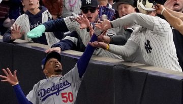 Serie Mundial de la MLB: dos hinchas de los Yankees le arrebataron una pelota a un jugador de los Dodgers y los echaron del estadio