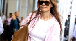 Katie Holmes sabe cómo hacer especial un look de básicos con los zapatos tendencia de la temporada