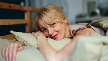 Las mujeres que dicen esta palabra a menudo son más felices que el resto, según el gurú de felicidad de Harvard