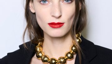 Por qué el rojo de labios es el mejor antiojeras que existe