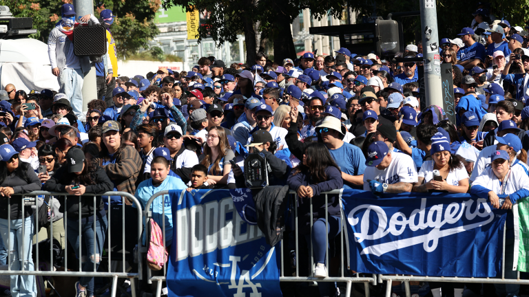 Fanáticos de los Dodgers celebraron el triunfo de su equipo en las calles de Los Ángeles.