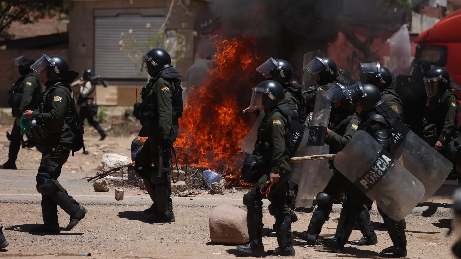 El presidente de Bolivia denuncia la toma de tres cuarteles con rehenes por "grupos armados" afines a Evo Morales