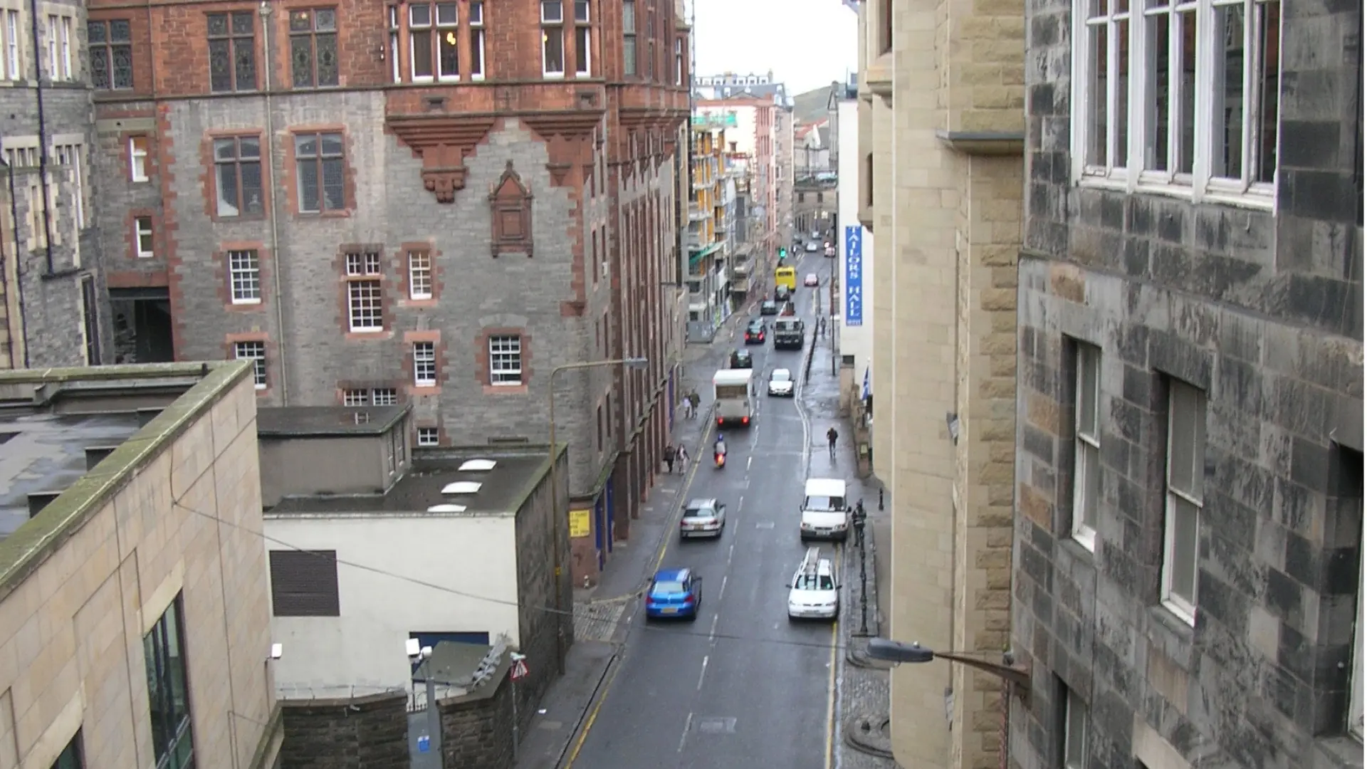 Hallan una cabeza humana en la calle en Edimburgo: un hombre la había cogido pensando que era de Halloween