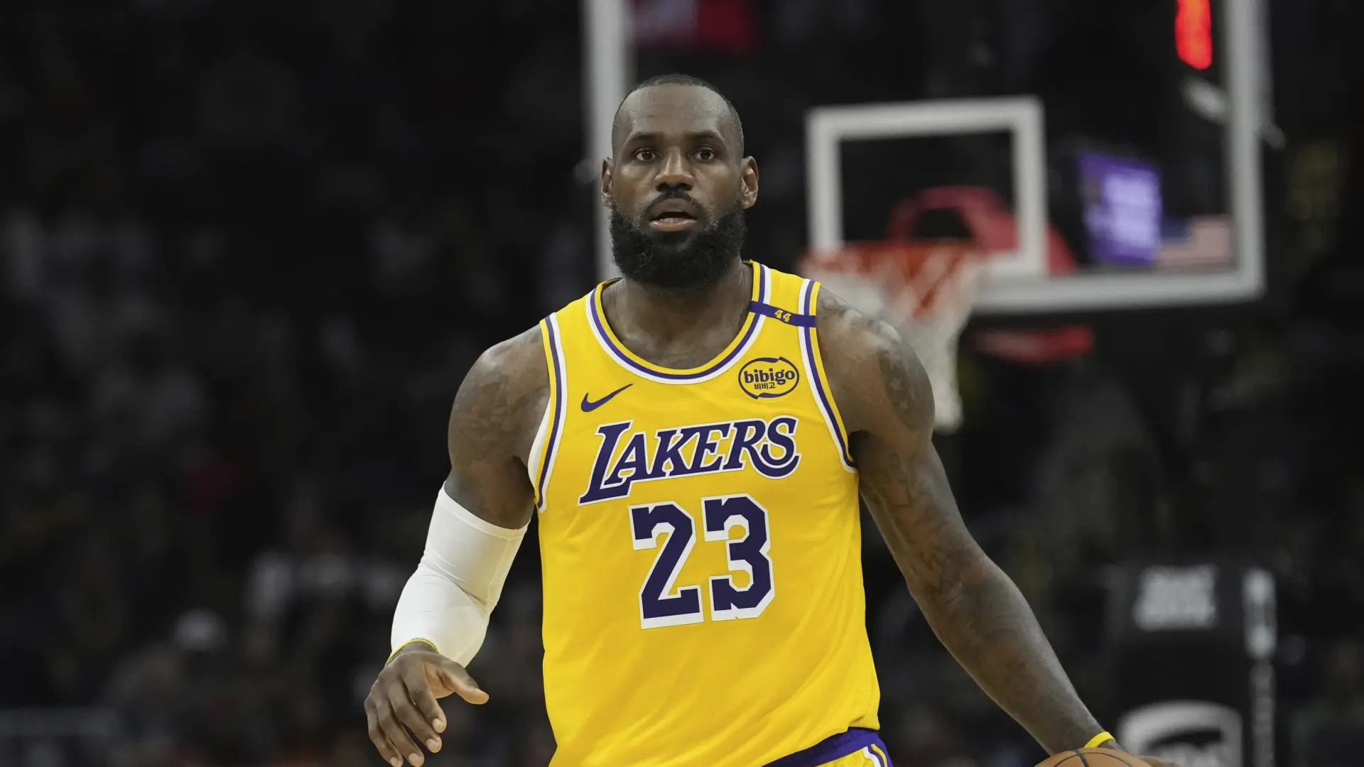 LeBron James pide el voto por la demócrata Kamala Harris