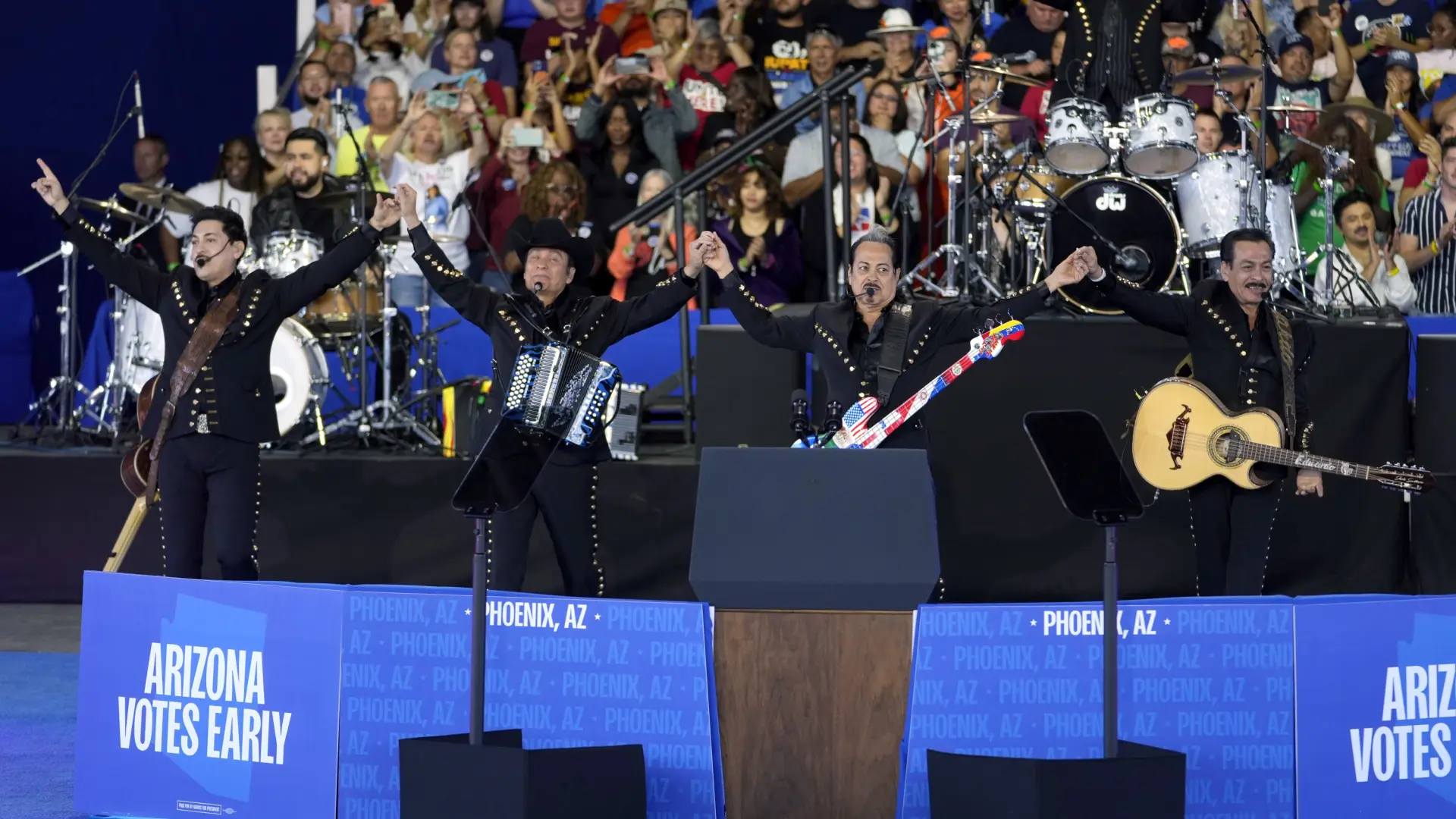 Los Tigres del Norte hacen campaña con Harris para atraer el voto latino en Arizona