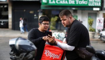 Repartidores celebran acuerdos en el Senado para darles seguro social