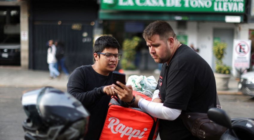 Repartidores celebran acuerdos en el Senado para darles seguro social