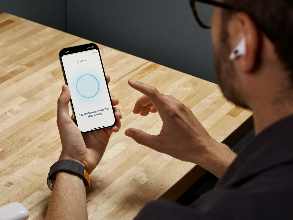 Ya puedes hacerte un test de audición con los AirPods si tienes iOS 18.2 instalado en tu iPhone 