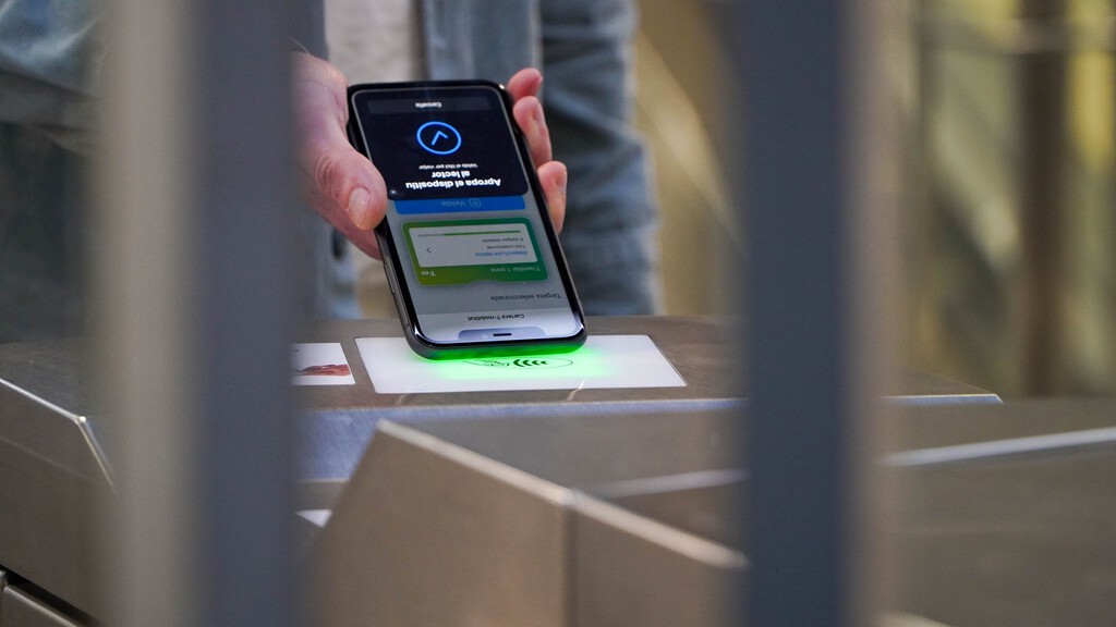 T-mobilitat para iPhone: cómo añadirla, validar en el metro o bus y aprovechar los bonos para viajar más barato en Barcelona