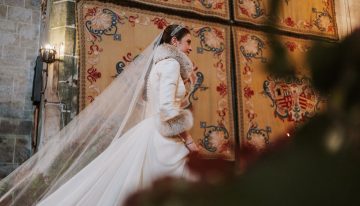 La novia de invierno que se casó en Galicia y nos enamoró con su vestido de reina inspirado en Balenciaga