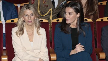 No tiene nada que ver la forma de llevar el traje de chaqueta de la reina Letizia y Yolanda Díaz