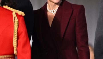 Todos hablan del abrigo tendencia de Kate Middleton pero nosotras nos fijamos en su valioso collar