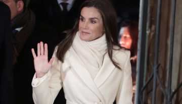 Primer look de la reina Letizia en Italia: un elegante abrigo blanco y un inesperado accesorio