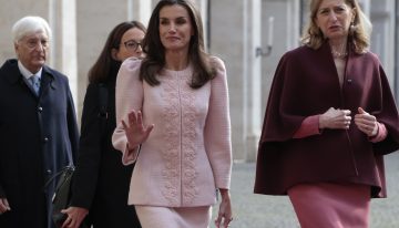 La reina Letizia impacta en Roma con un precioso look rosa al estilo ladylike