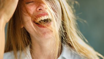 Por qué las mujeres son más felices a medida que cumplen años según la neuropsiquiatra Louann Brizendine