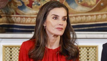 El look más navideño de la reina Letizia con blusa roja y una preciosa falda