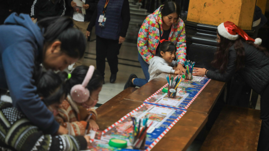 Niños escriben cartas a Santa Claus desde el Palacio Postal de la CDMX