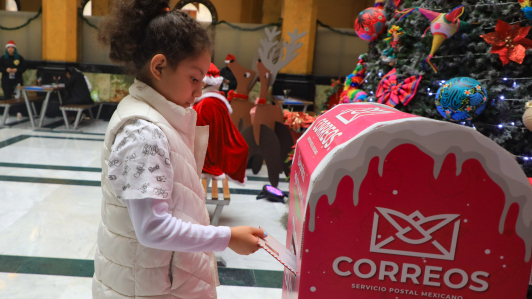 Niños escriben cartas a Santa Claus desde el Palacio Postal de la CDMX