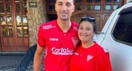 Lionel Scaloni se puso la camiseta de Los Andes y tuvo un enorme gesto con una pareja de hinchas que lo visitaron en Pujato