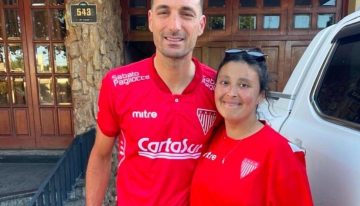 Lionel Scaloni se puso la camiseta de Los Andes y tuvo un enorme gesto con una pareja de hinchas que lo visitaron en Pujato