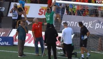 Insólito momento en la final de fútbol de Costa Rica: midieron un arco en vivo y era más grande que el otro