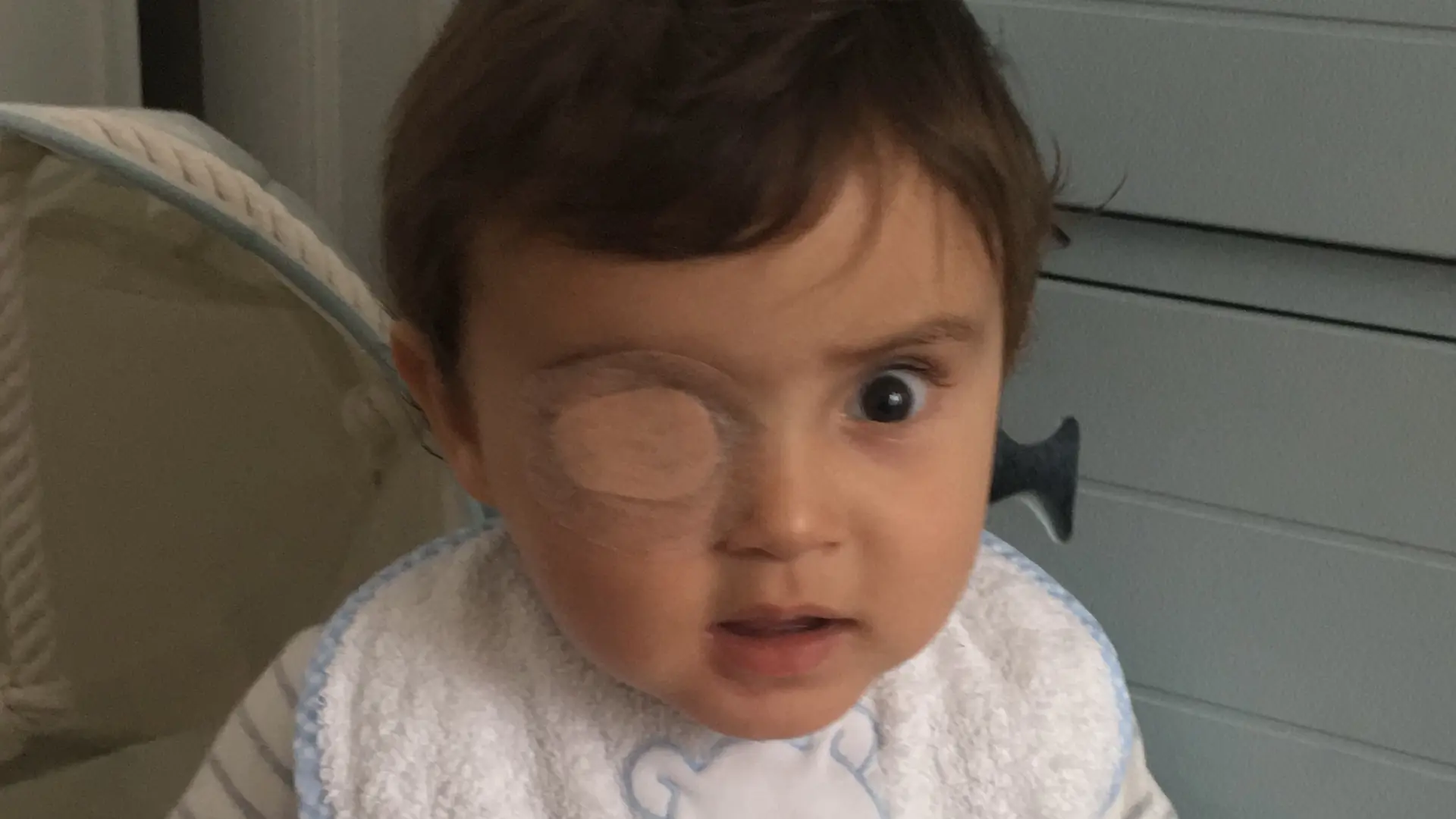 ¿Por qué a algunos niños pequeños se les tapa un ojo con un parche?