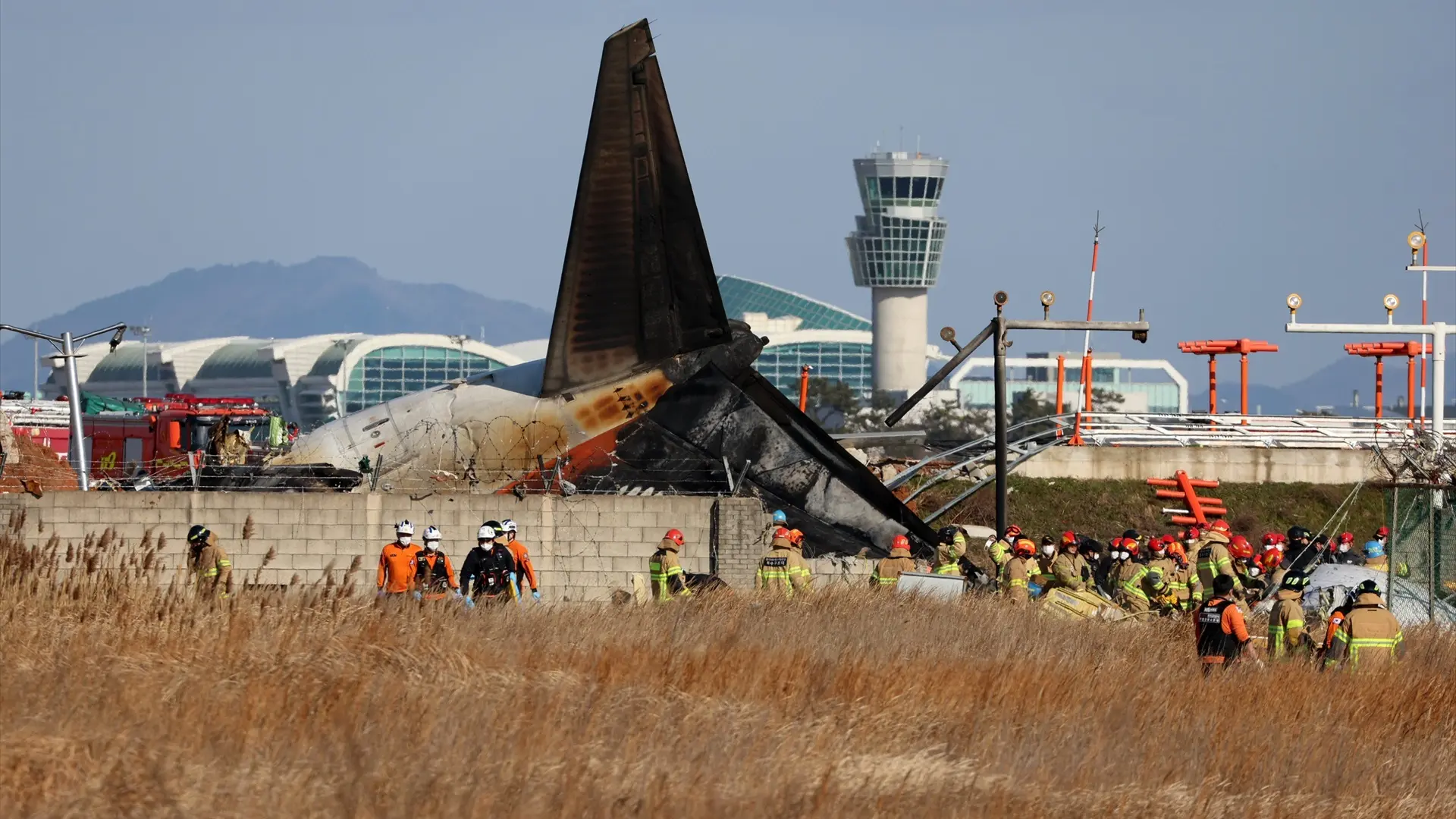 Las impactantes imágenes del accidente de avión en un aeropuerto de Corea del Sur