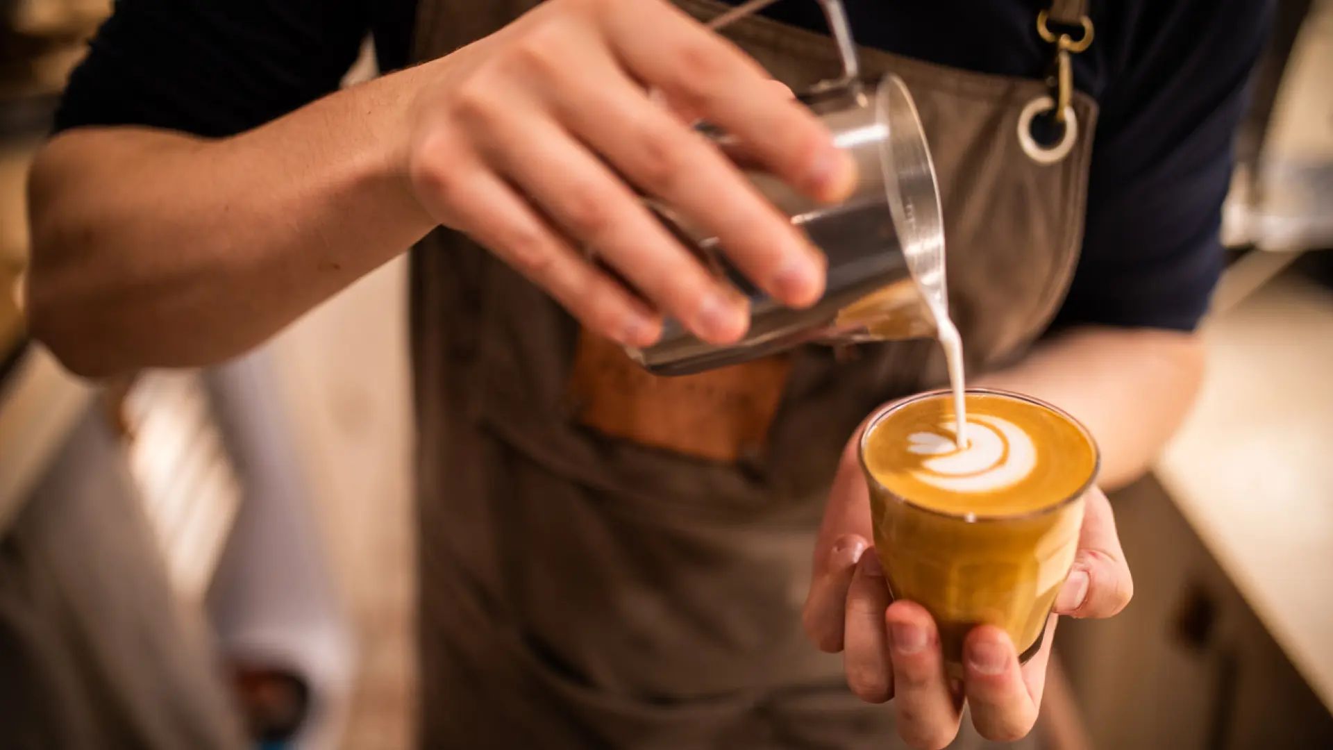 Lo que un neurólogo recomienda añadir al café para cuidar el cerebro y la memoria