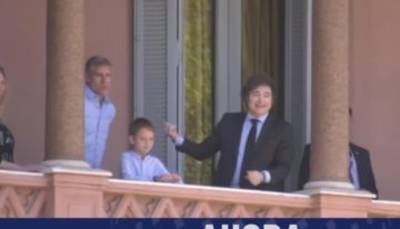 Javier Milei y Martín Palermo, juntos en la Casa Rosada: el Presidente recibió a su viejo ídolo en Boca y saludaron desde el balcón